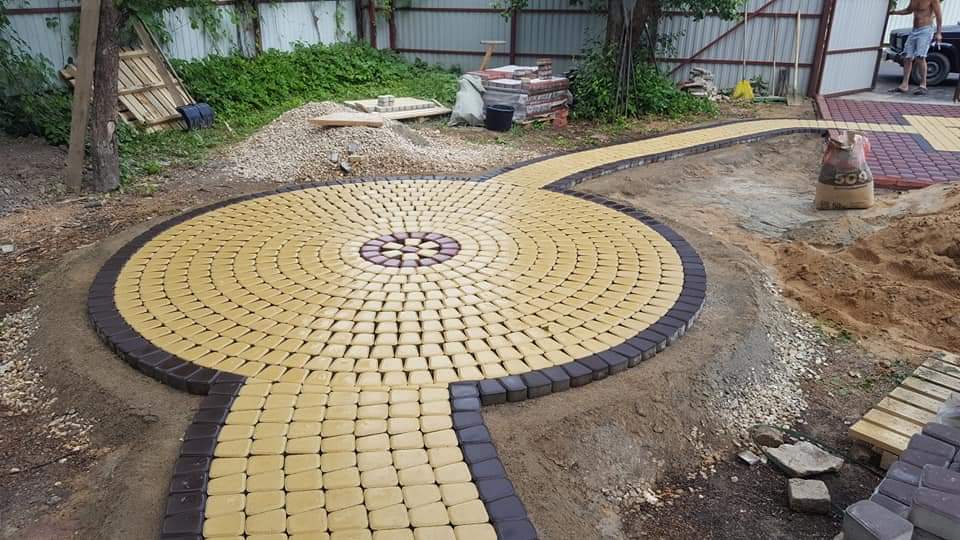 Круговая укладка тротуарной плитки