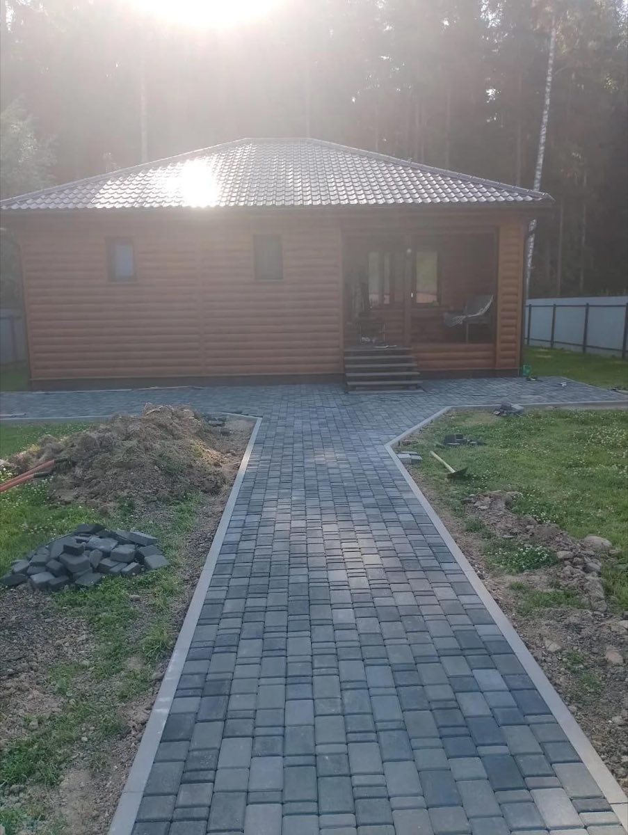 Общий вид готовой дорожки из серой брусчатки
